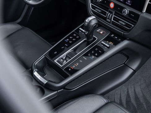 Certified 2023 Porsche Macan AWD/4WD image 32