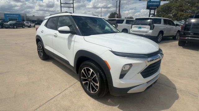 Used 2025 Chevrolet TrailBlazer LT AWD/4WD image 2