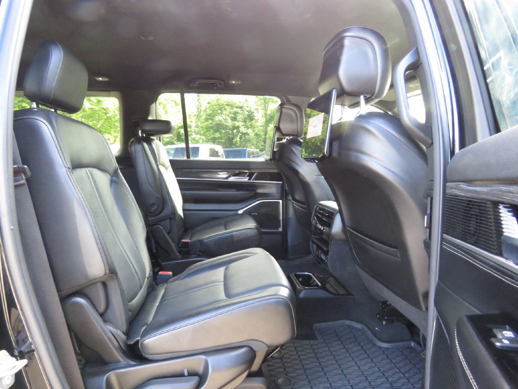 Used 2022 Jeep Wagoneer Series III w/ Rear Seat Video Group 1 AWD/4WD image 16