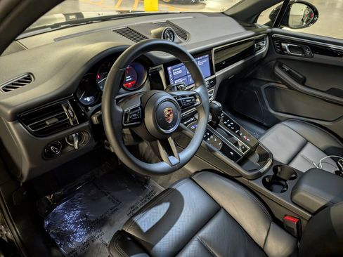 Used 2025 Porsche Macan image 4