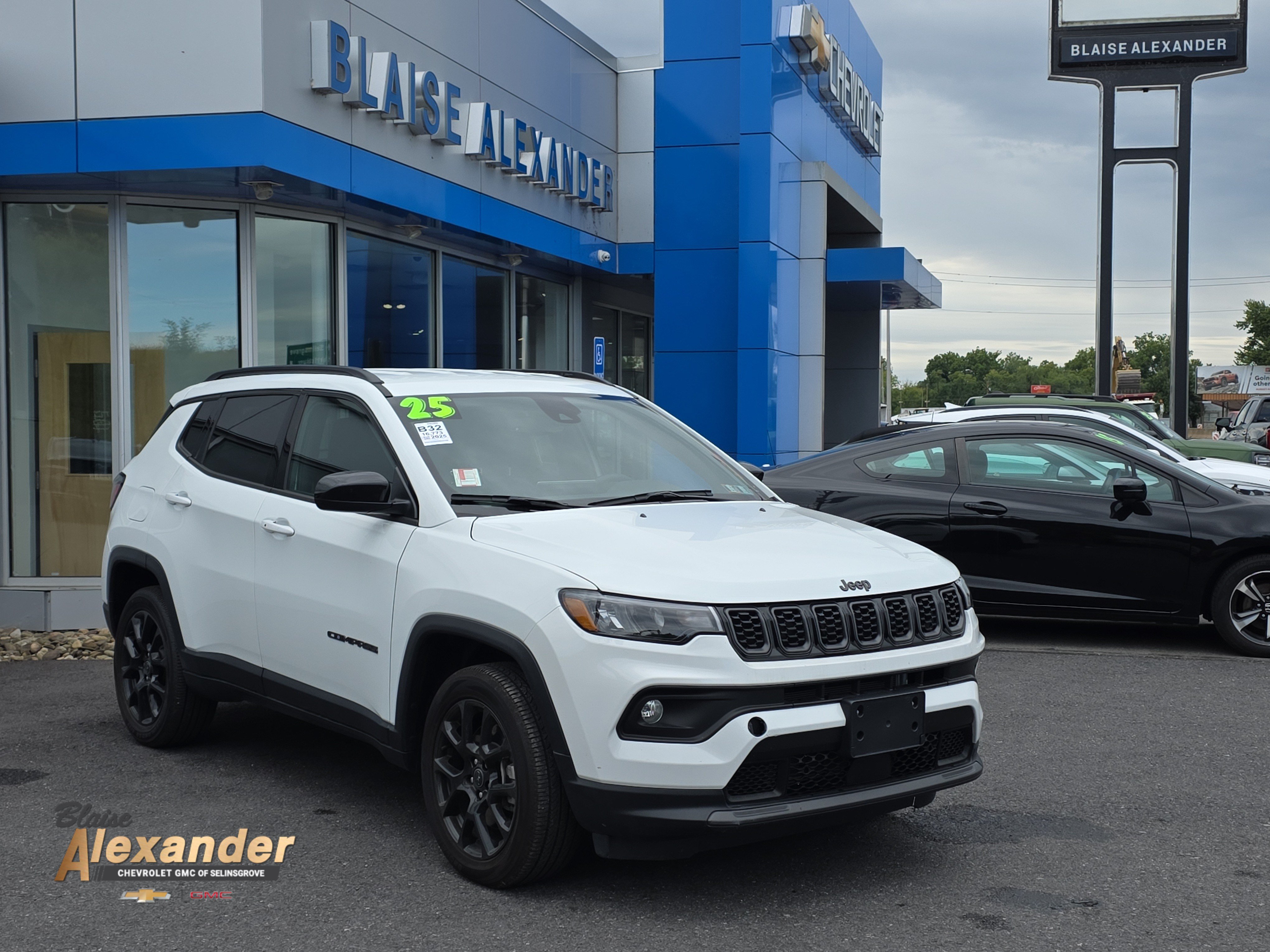 Used 2025 Jeep Compass Latitude w/ Convenience Group AWD/4WD image 1