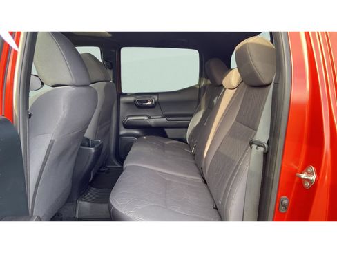 Used 2017 Toyota Tacoma TRD Off-Road w/ Premium & Technology Package AWD/4WD image 18