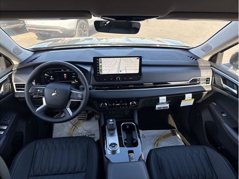 Used 2025 Mitsubishi Outlander SEL image 11