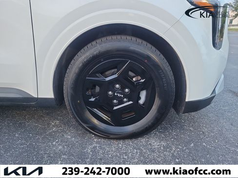 Used 2025 Kia Carnival LX FWD image 7
