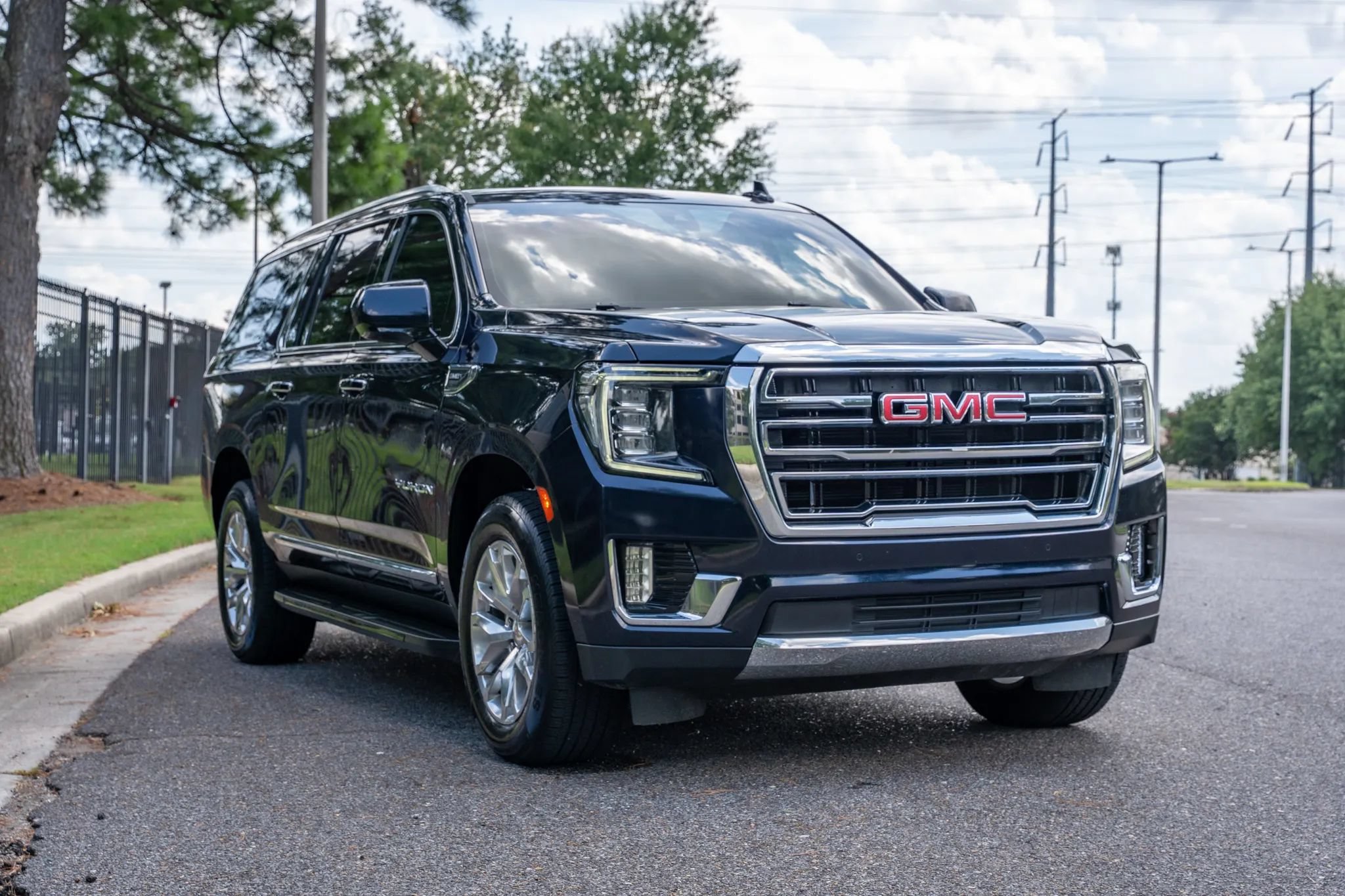 Used 2022 GMC Yukon XL SLT AWD/4WD image 3