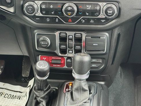 Used 2024 Jeep Gladiator Sport image 13