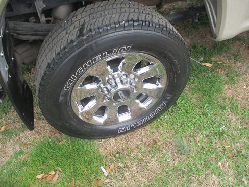 Used 2017 Ford F250 Lariat w/ Chrome Package image 25