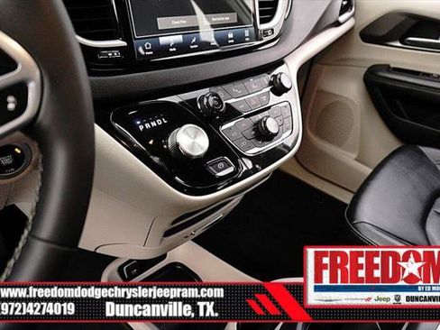 Certified 2024 Chrysler Pacifica Touring-L image 35