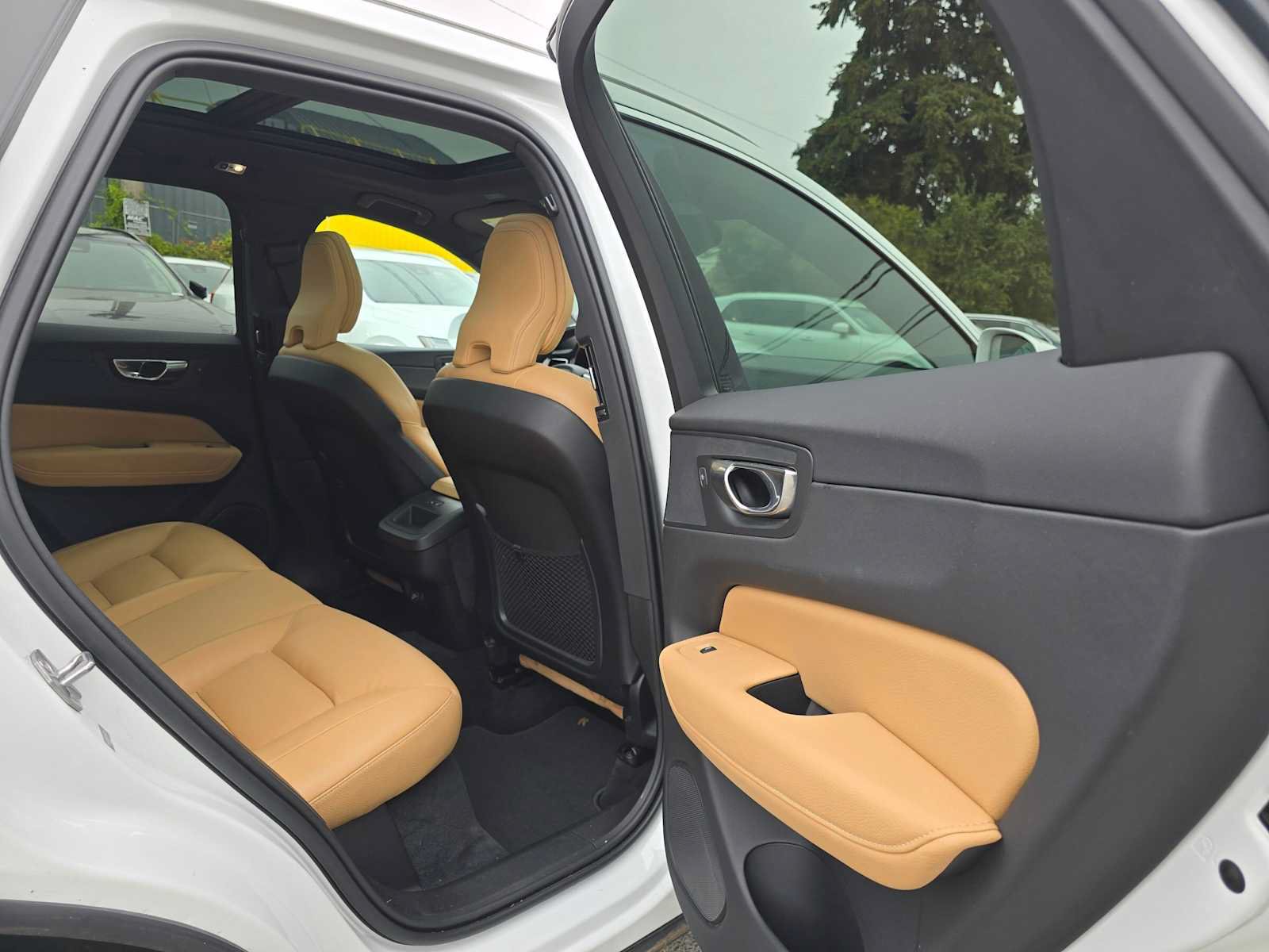 Used 2020 Volvo XC60 T5 Momentum w/ Protection Package AWD/4WD image 13