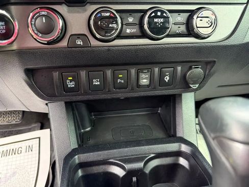 Used 2017 Toyota Tacoma TRD Off-Road AWD/4WD image 24