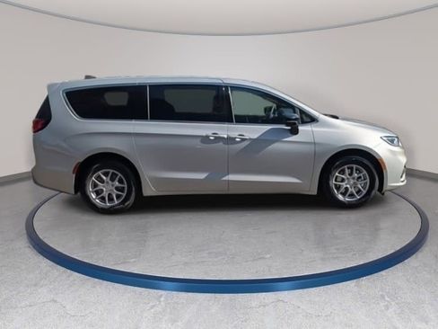New 2026 Chrysler Pacifica Select image 4