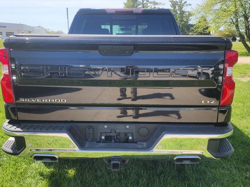 Used 2022 Chevrolet Silverado 1500 LTZ w/ Z71 Off-Road Package AWD/4WD image 5