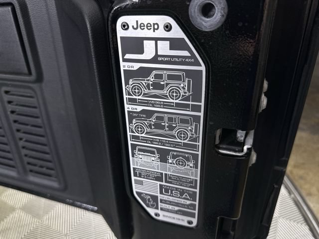 Used 2025 Jeep Wrangler Unlimited Rubicon w/ Convenience Group AWD/4WD image 32