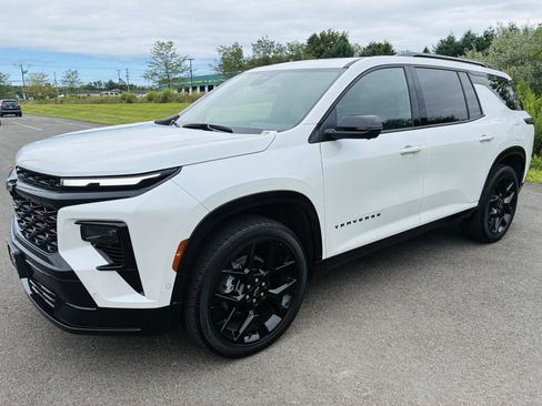 Used 2024 Chevrolet Traverse RS image 2