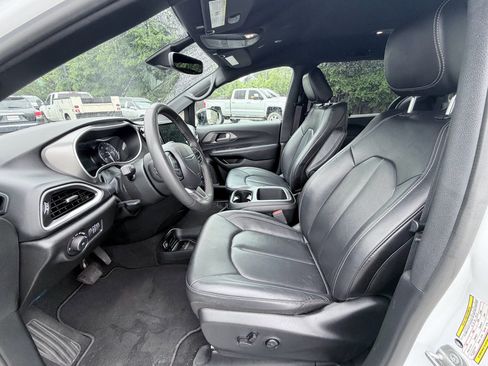 Used 2025 Chrysler Pacifica Select FWD image 21