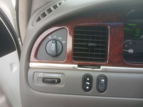 Used 2003 Lincoln Town Car Signature image 20