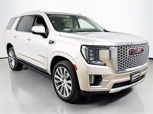 Used 2021 GMC Yukon Denali w/ Denali Premium Package image 3