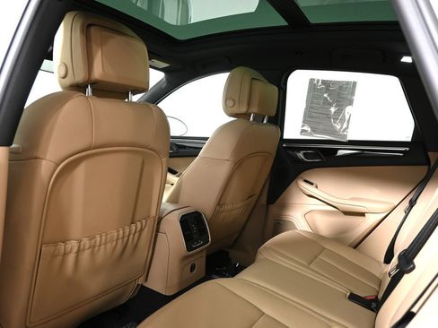 Used 2023 Porsche Macan AWD/4WD image 37