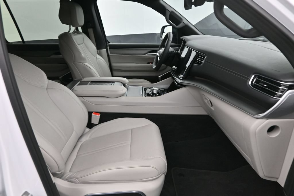 Used 2025 Jeep Wagoneer L 4WD image 11