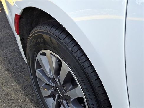 Used 2024 Chrysler Pacifica Select image 8