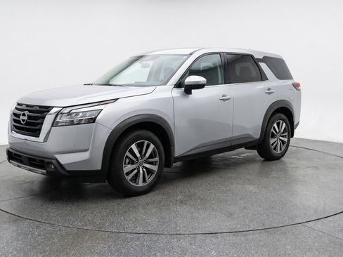 Used 2025 Nissan Pathfinder SV image 3