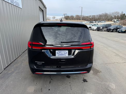Used 2025 Chrysler Pacifica Select FWD image 4