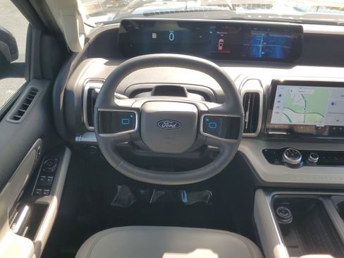 Certified 2025 Ford Expedition Active image 19