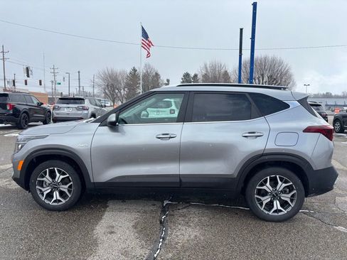 Used 2022 Kia Seltos EX image 3