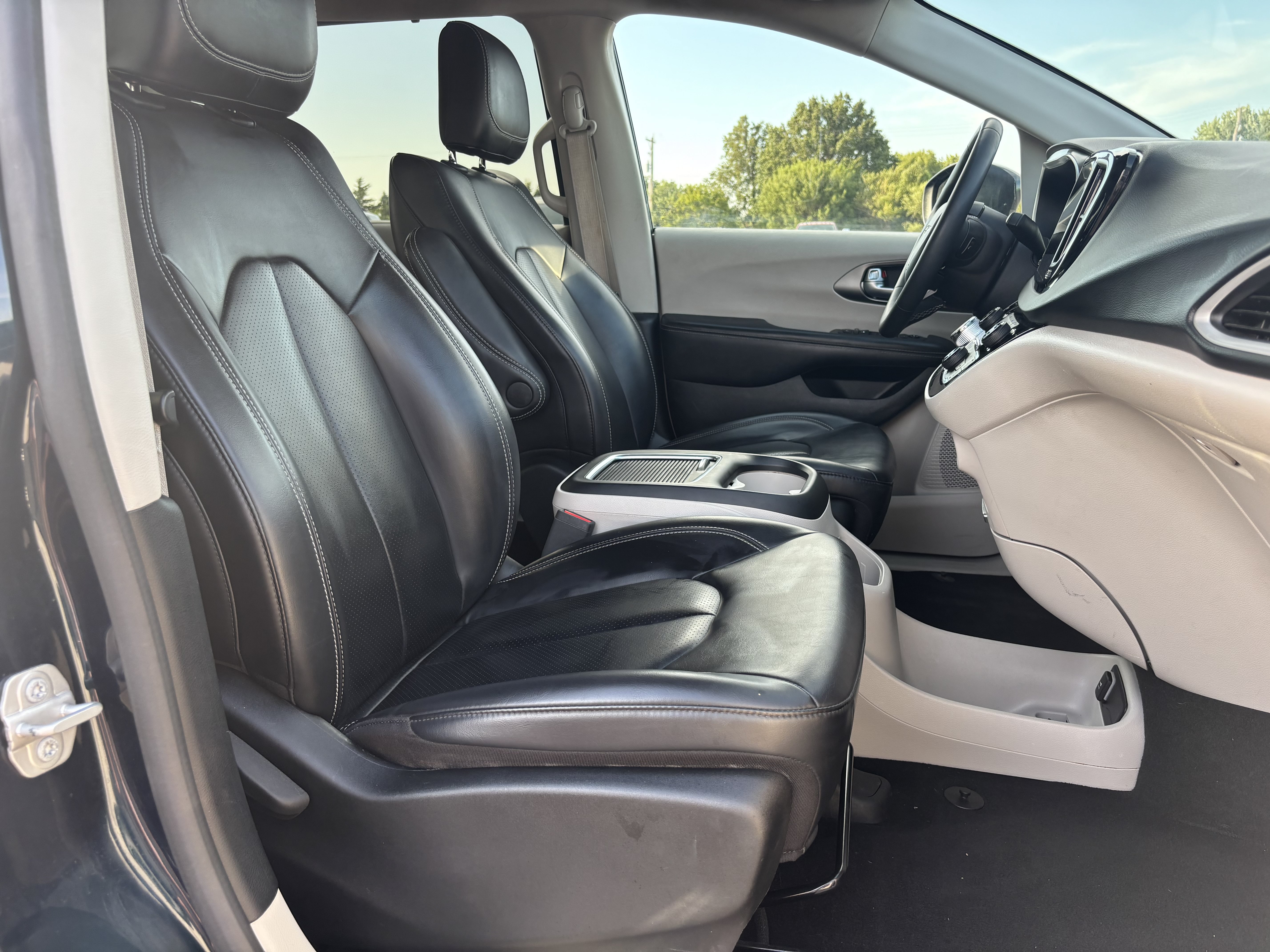Used 2023 Chrysler Pacifica Touring-L FWD image 31
