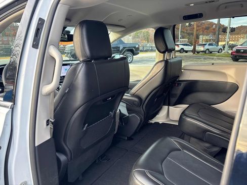 Used 2024 Chrysler Pacifica Touring-L image 40