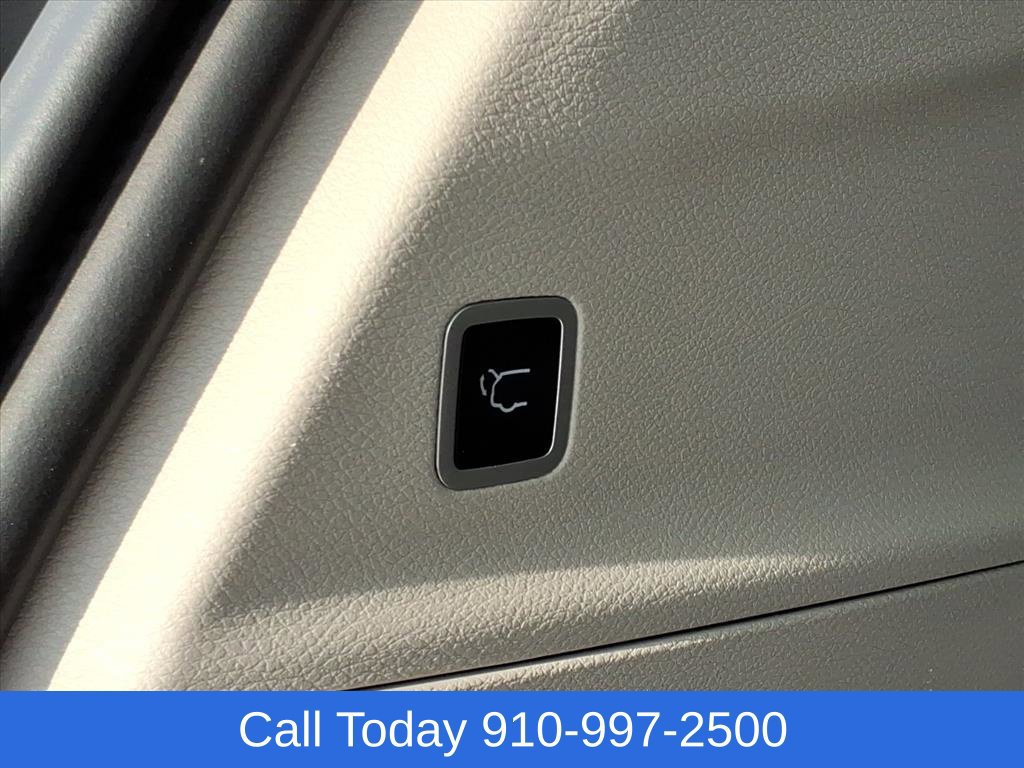 Used 2024 Chrysler Pacifica Touring-L FWD image 23