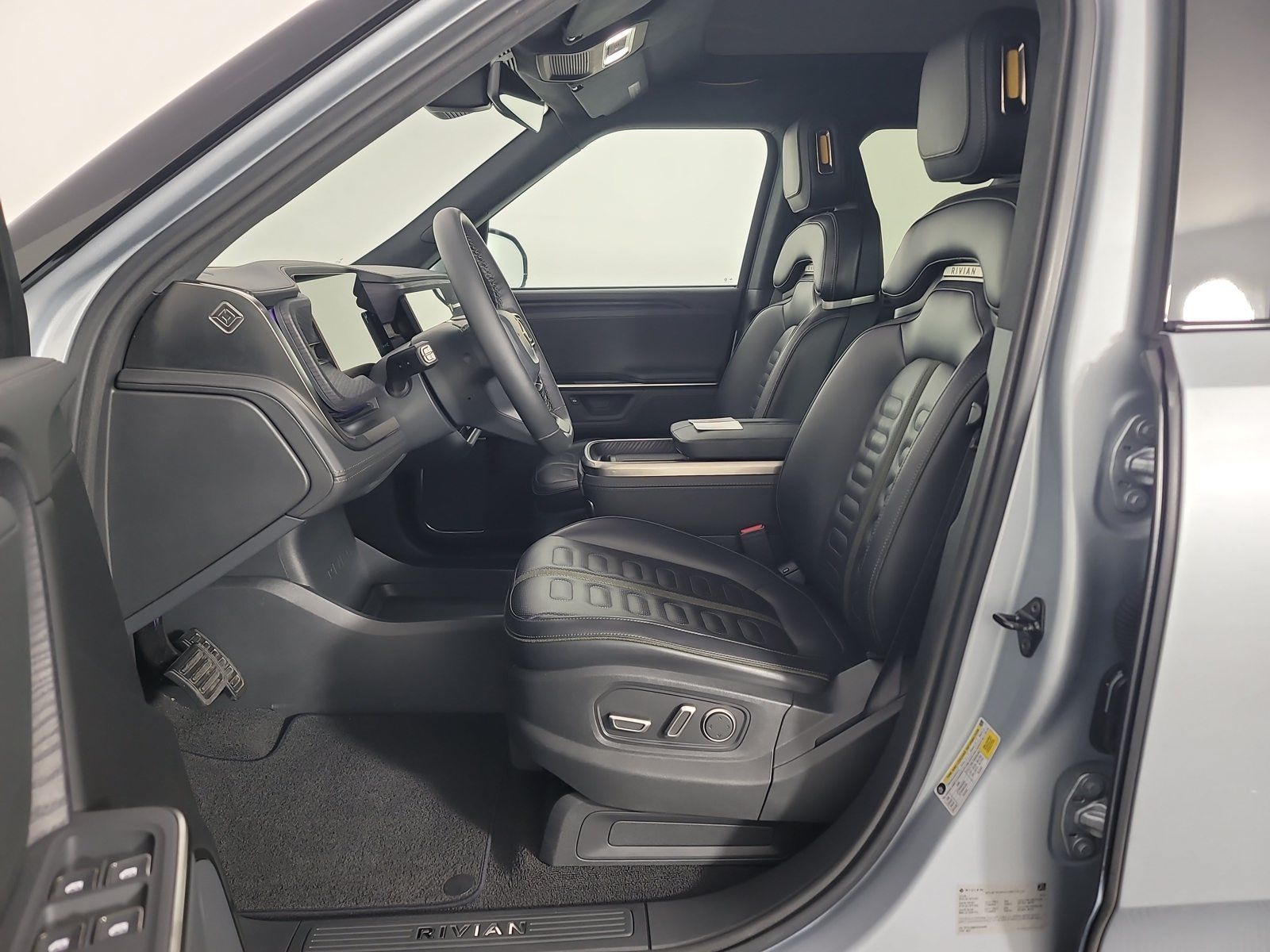 Used 2025 Rivian R1S Adventure Dual AWD/4WD image 20