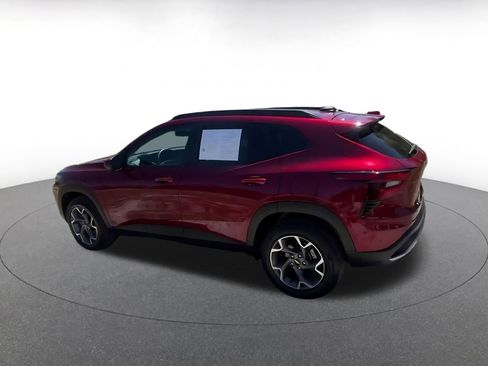 Used 2025 Chevrolet Trax LT w/ LT Convenience Package image 10