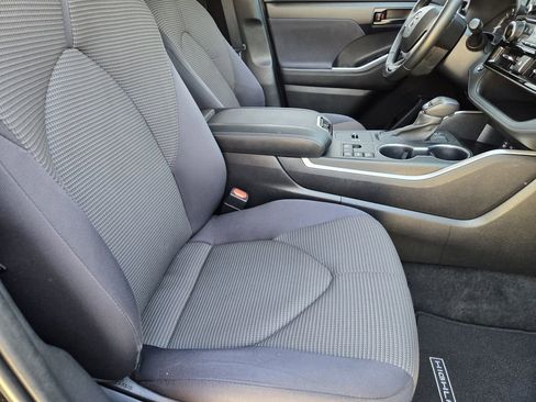Used 2023 Toyota Highlander LE FWD image 9
