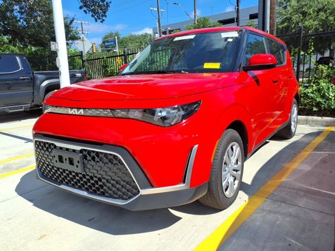 Used 2025 Kia Soul LX FWD image 1