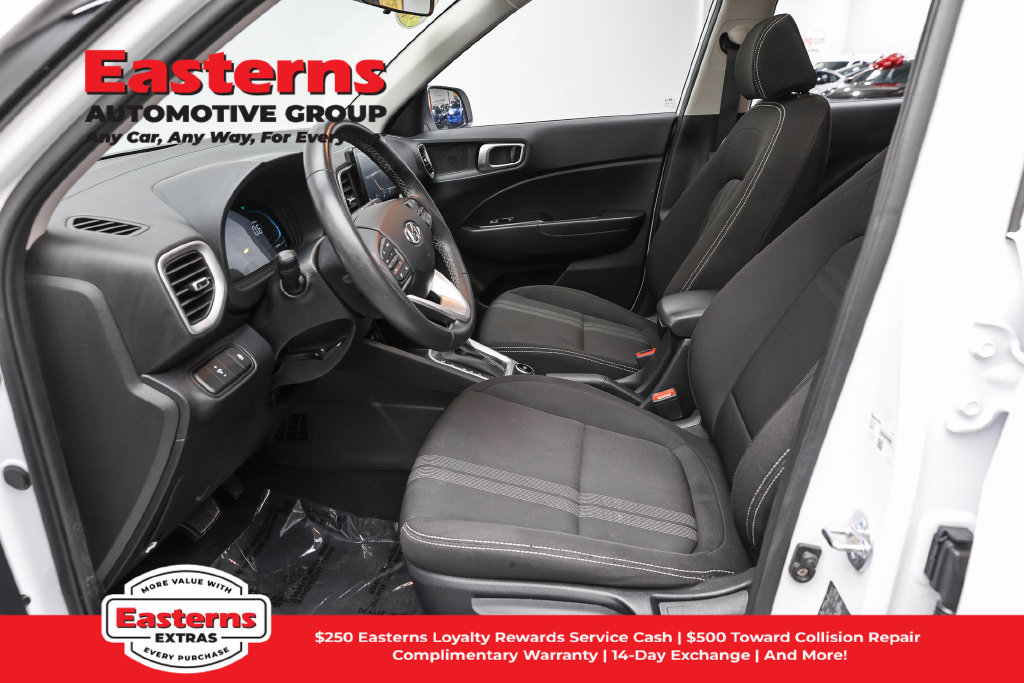 Used 2025 Hyundai Venue SEL FWD image 14