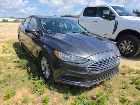Used 2017 Ford Fusion SE w/ Fusion SE Technology Package FWD image 3