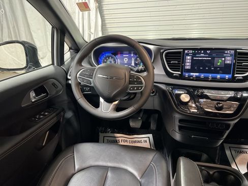 Used 2025 Chrysler Pacifica Select FWD image 14