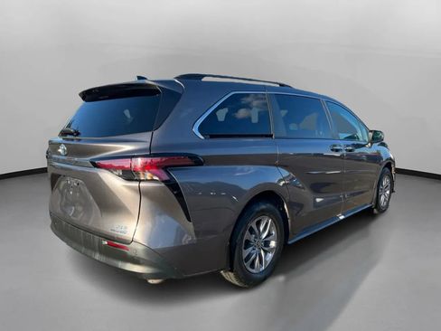 Used 2022 Toyota Sienna XLE w/ XLE Plus Package FWD image 9
