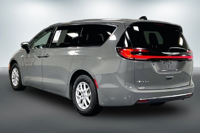 Used 2023 Chrysler Pacifica Touring-L FWD image 5