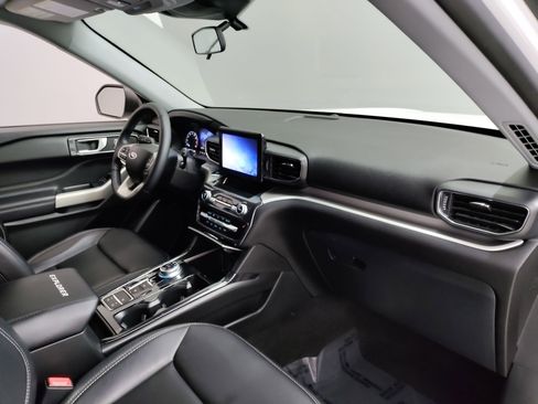 Used 2022 Ford Explorer XLT w/ Equipment Group 202A image 33