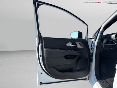 New 2026 Chrysler Pacifica Select image 12