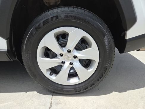 Used 2022 Toyota RAV4 LE AWD/4WD image 11
