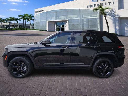 Used 2023 Jeep Grand Cherokee Limited w/ Luxury Tech Group II image 4