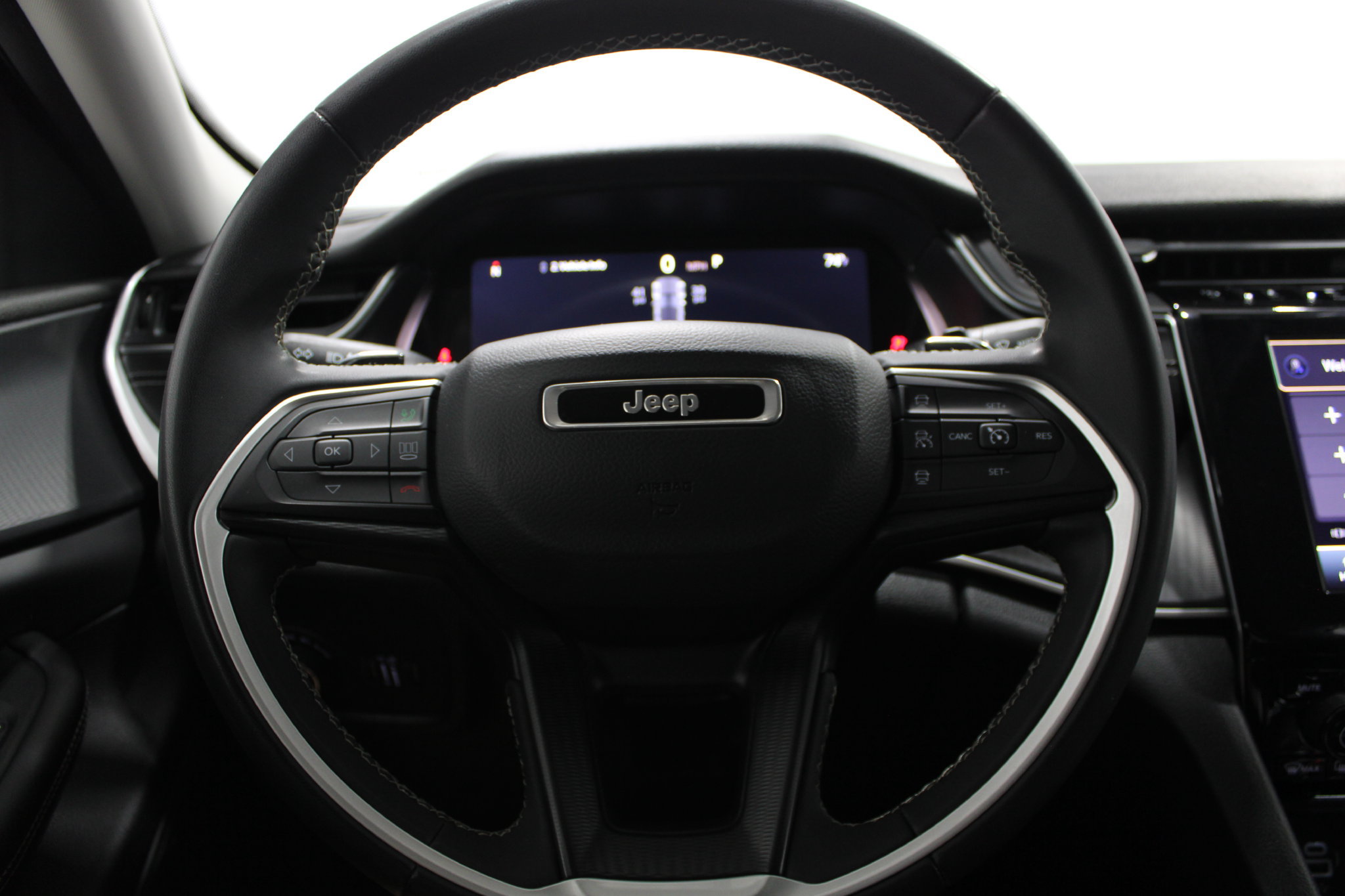 Used 2023 Jeep Grand Cherokee Laredo AWD/4WD image 29