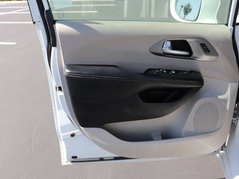 Used 2022 Chrysler Pacifica Touring-L image 9