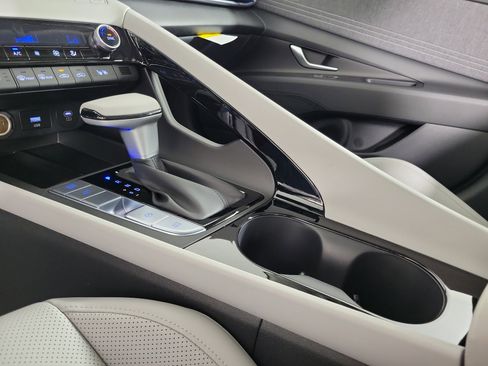New 2025 Hyundai Elantra Limited image 18