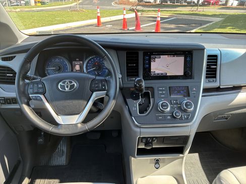 Used 2015 Toyota Sienna XLE w/ XLE Navigation Package FWD image 30