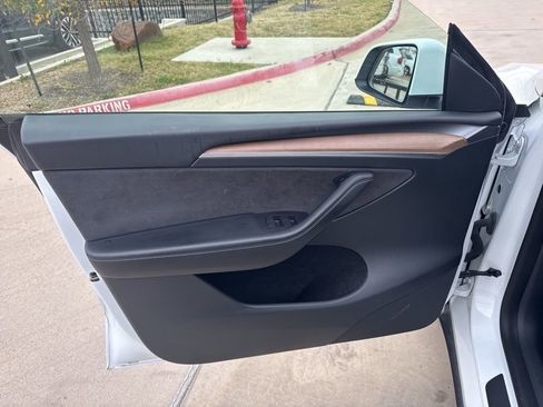 Used 2023 Tesla Model Y Performance image 5