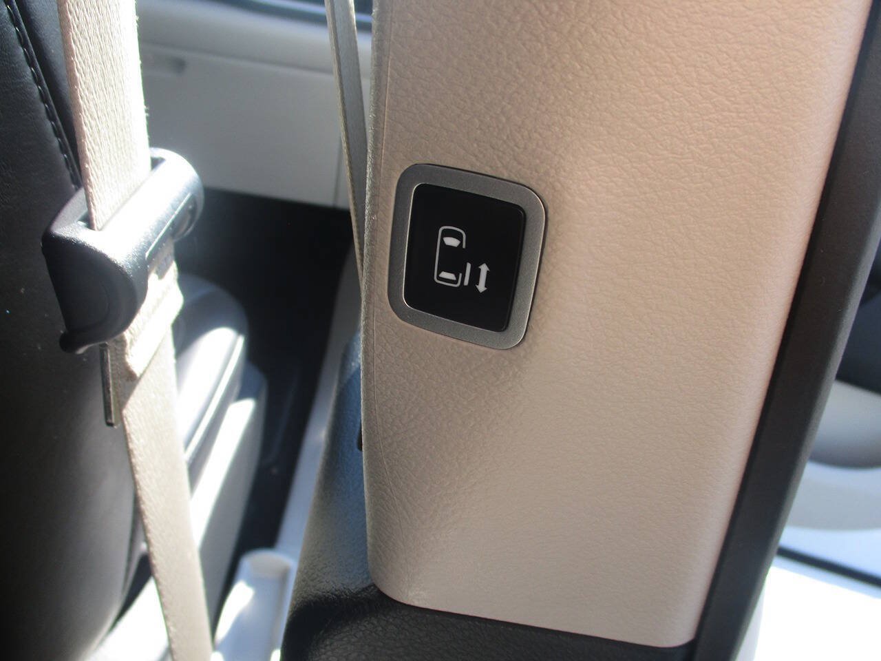 Used 2023 Chrysler Pacifica Touring-L FWD image 12
